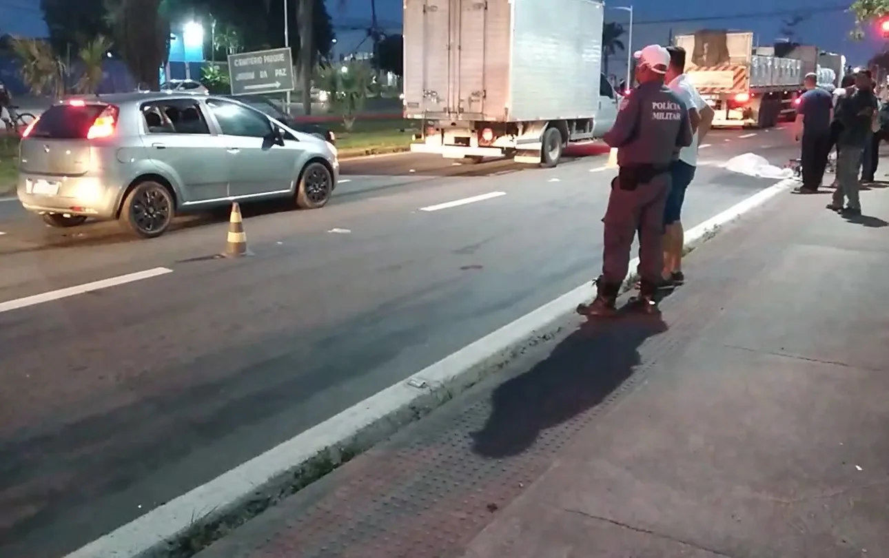 Ciclista morre após ser atropelado por caminhão em avenida na Serra