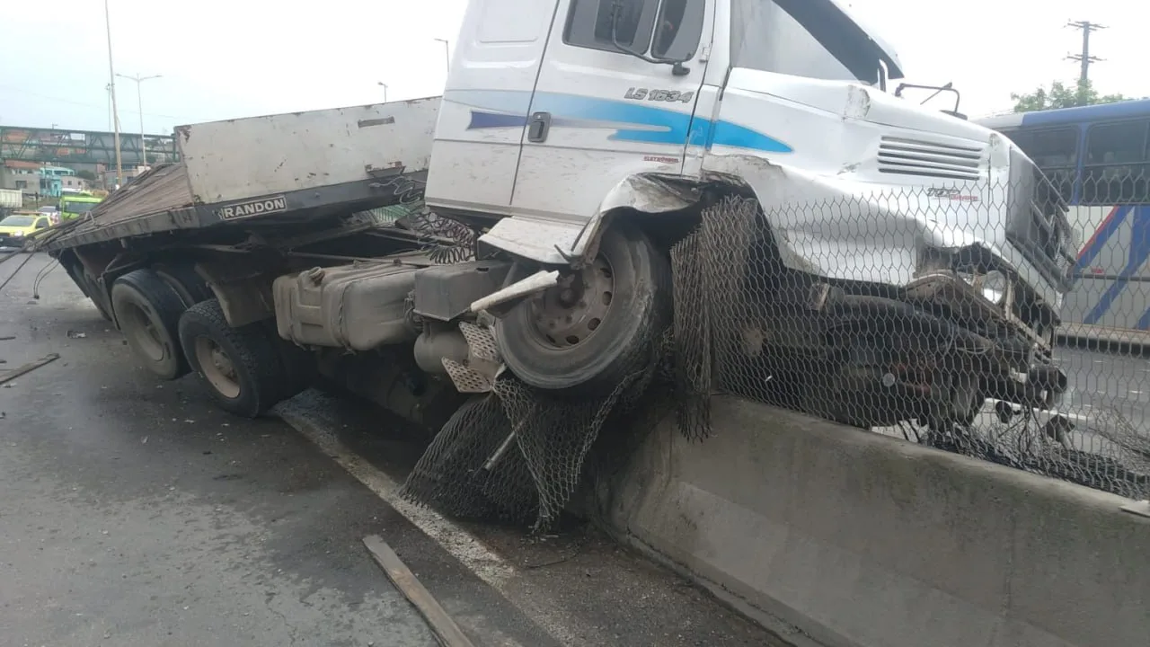 Acidente com carreta interdita parcialmente BR-101, em Cariacica