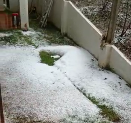 VÍDEOS | Forte chuva de granizo assusta moradores de cidade entre ES e Minas