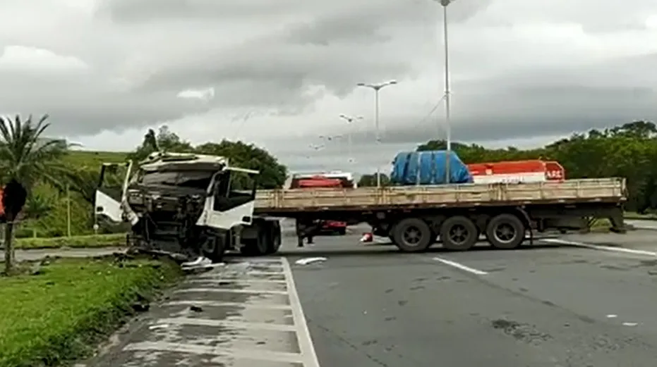 VÍDEO | Acidente entre caminhões deixa dois motoristas feridos