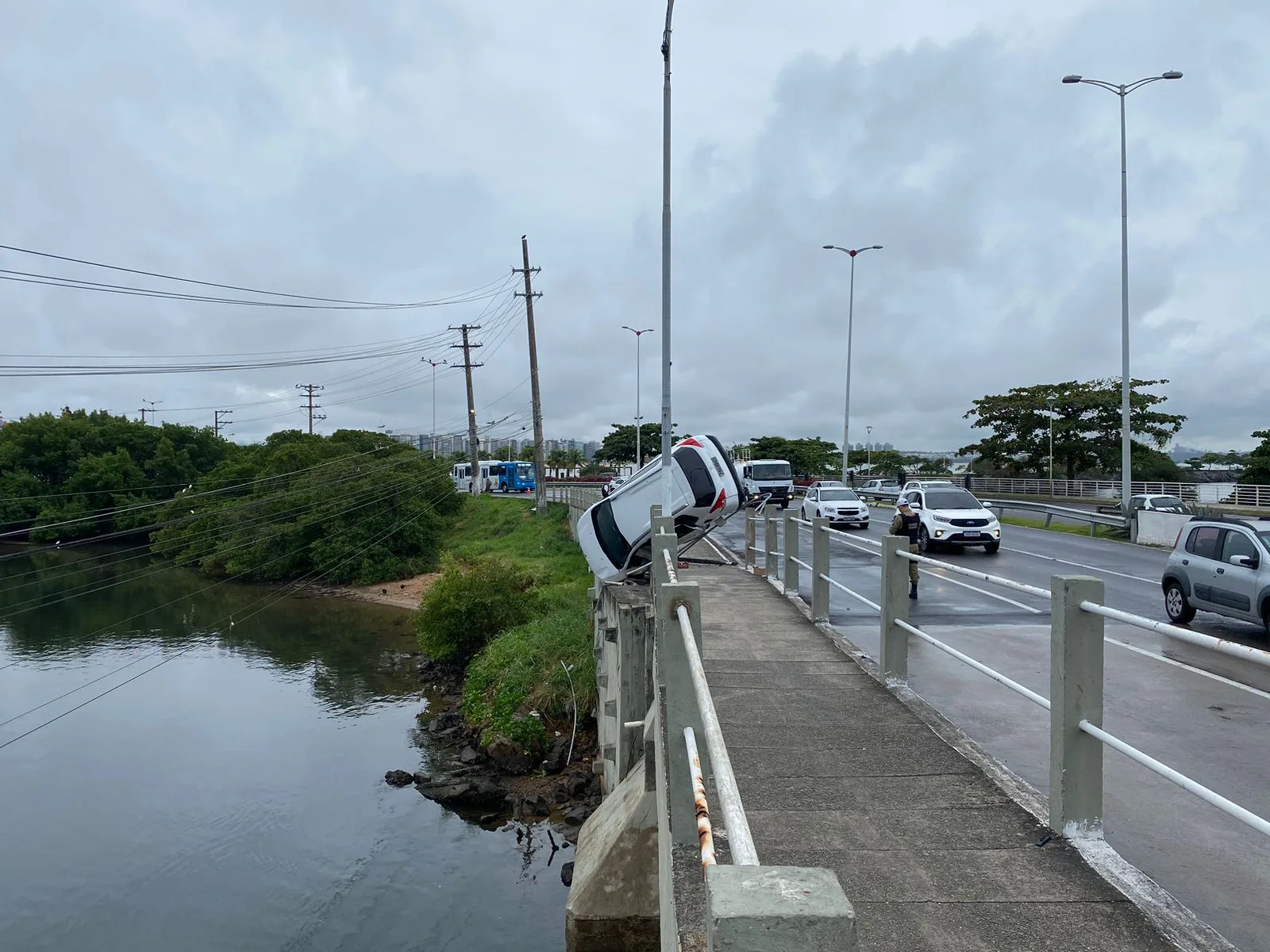 Médica perde controle da direção, carro capota e quase cai da Ponte de Camburi