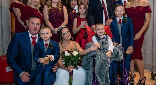 Pais adiantam casamento para que filho de 8 anos com pouco tempo de vida possa participar