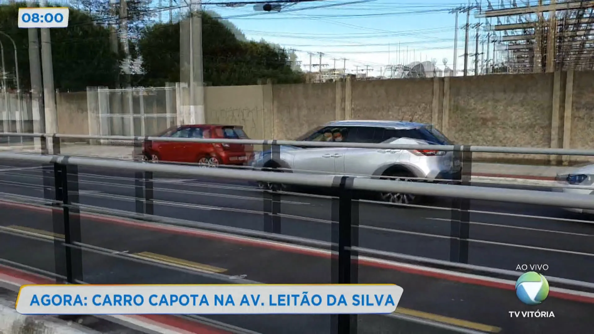 Carro capota na Avenida Leitão da Silva