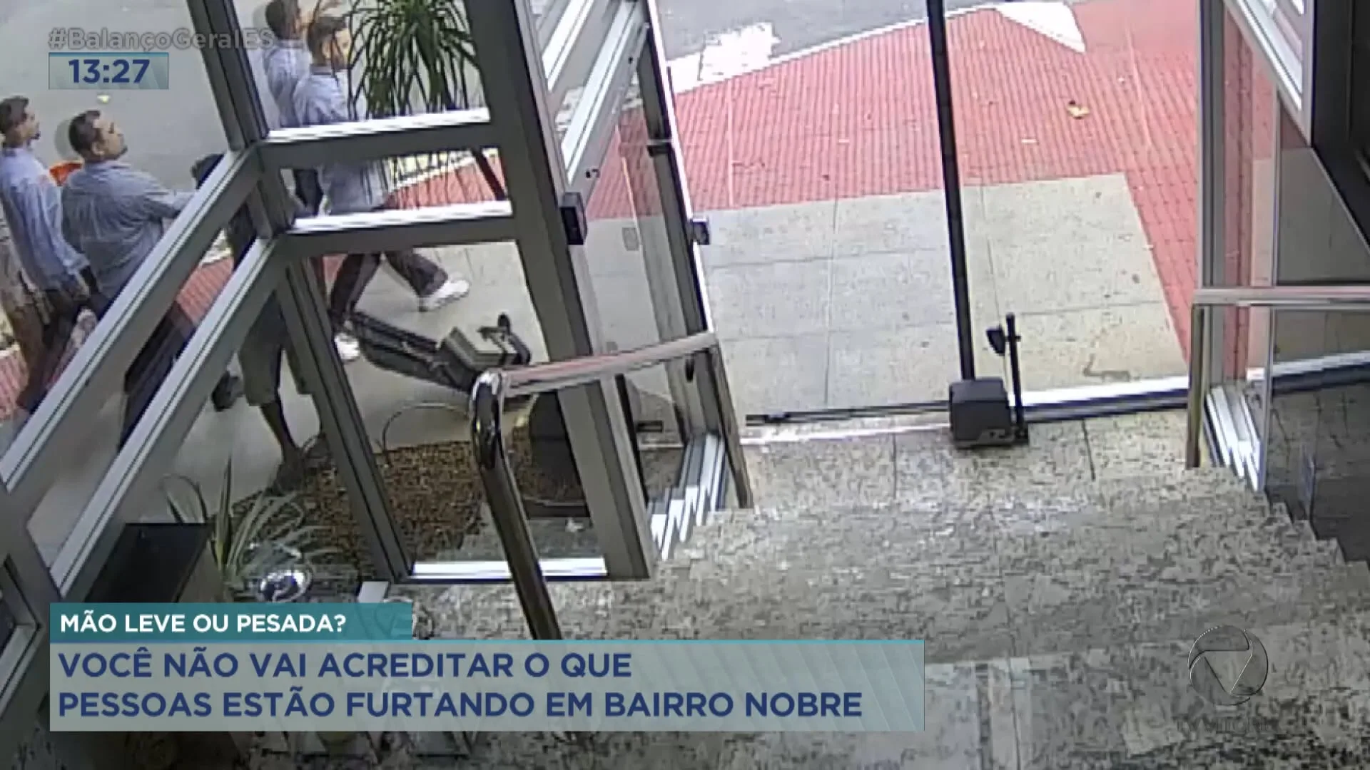 Pessoas são flagradas furtando grades na Praia do Canto, em Vitória