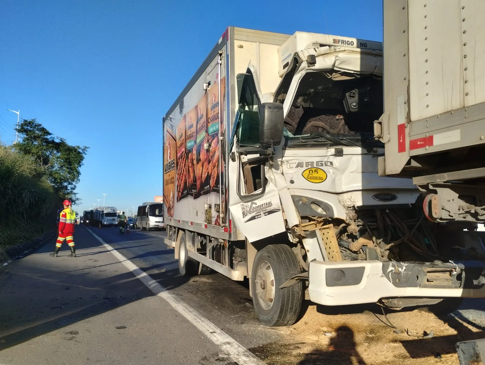 Motorista fica preso às ferragens após acidente com carreta na Rodovia do Contorno