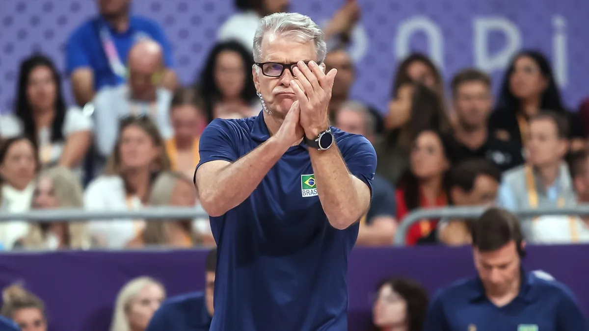 2024.08.05 – Jogos Olímpicos Paris 2024 – Vôlei Masculino. A seleção brasileira em duelo contra a seleção dos Estados Unidos. Em destaque na imagem, o técnico Bernardinho. Foto: Gaspar Nóbrega/COB.