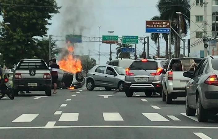 Carro pega fogo na Avenida Adalberto Simão Nader e trânsito fica complicado em Vitória