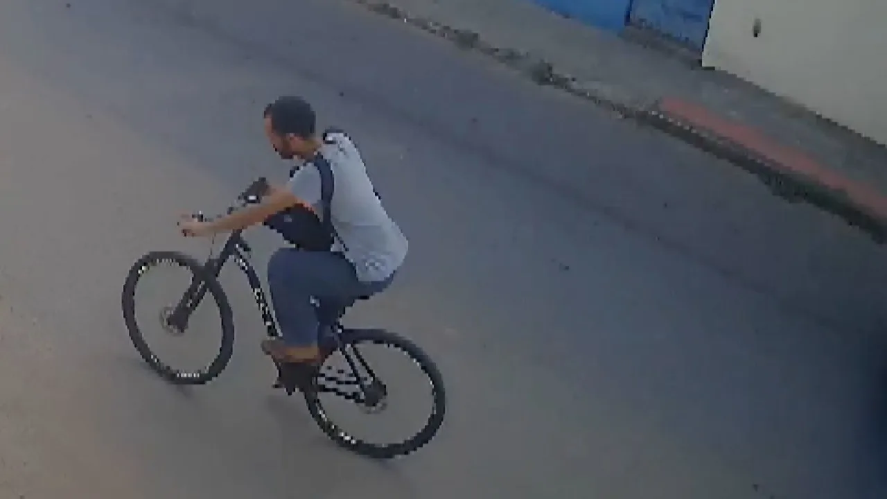 VÍDEO | Ladrão usa submetralhadora para roubar bicicleta de rapaz na Serra