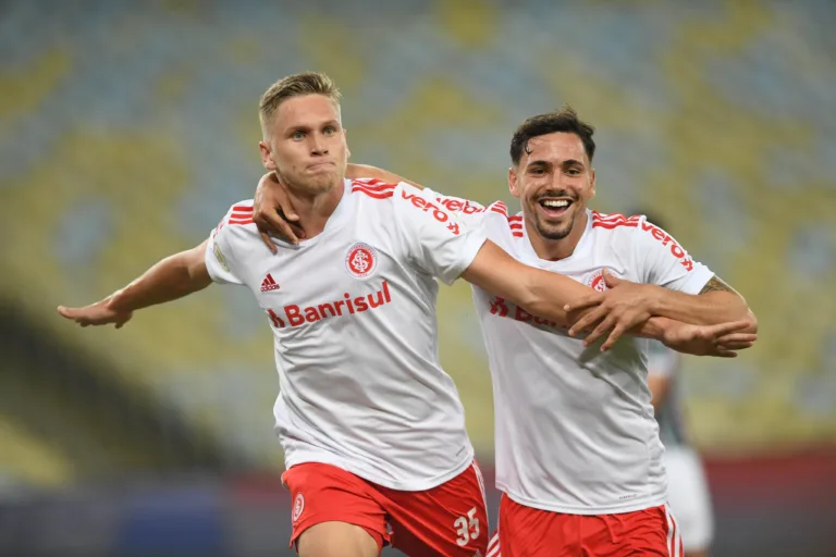 Na estreia de Mano Menezes, o Internacional vence o Fluminense no Maracanã