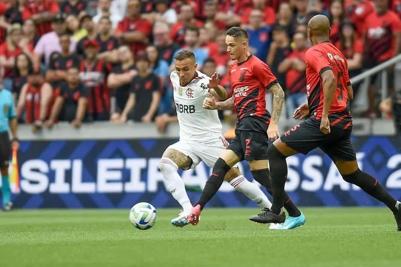 De virada, Athletico-PR vence o Flamengo na Arena da Baixada