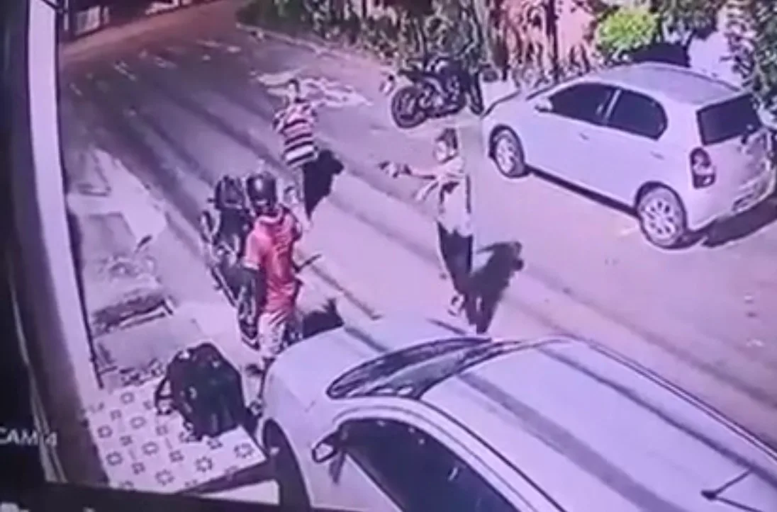 Motoboy é assaltado enquanto esperava entrega em Cariacica; veja vídeo