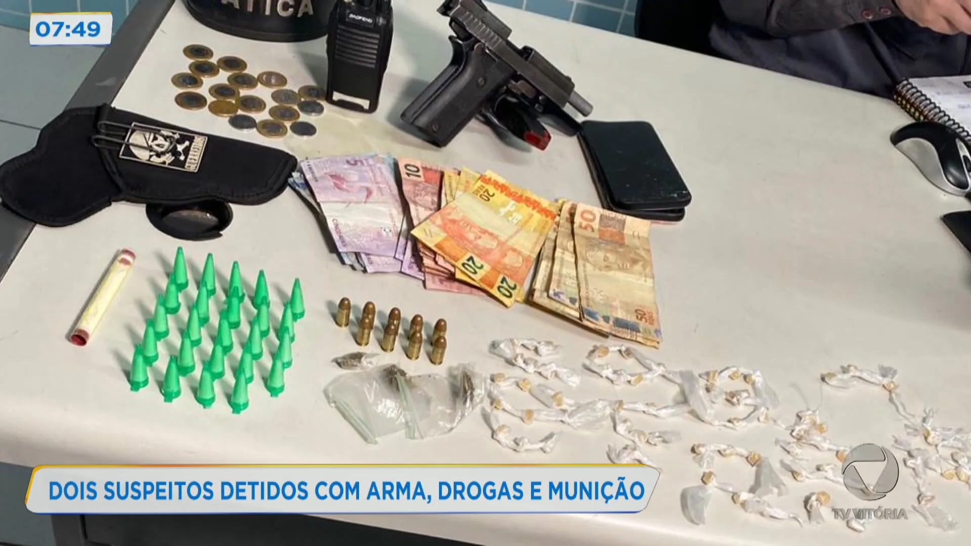 Dois suspeitos detidos com arma, drogas e munição