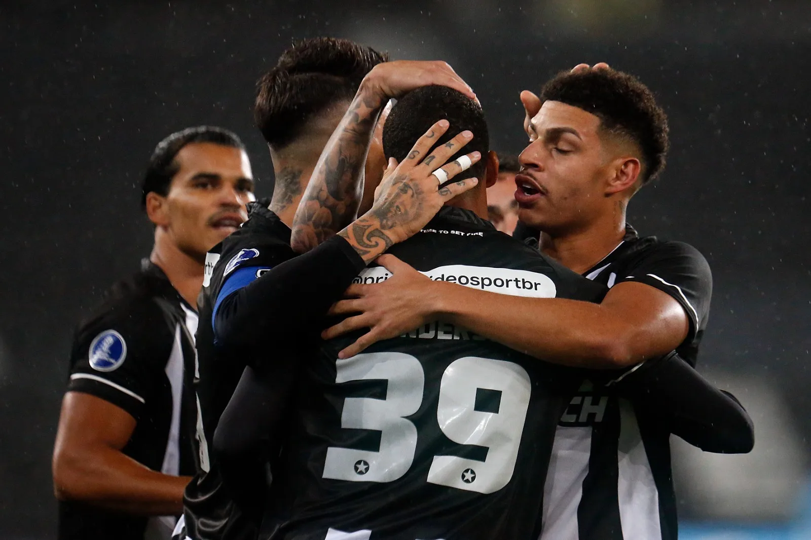 Líder do Brasileirão, Botafogo tenta avançar na Sul-Americana; Goiás busca um milagre