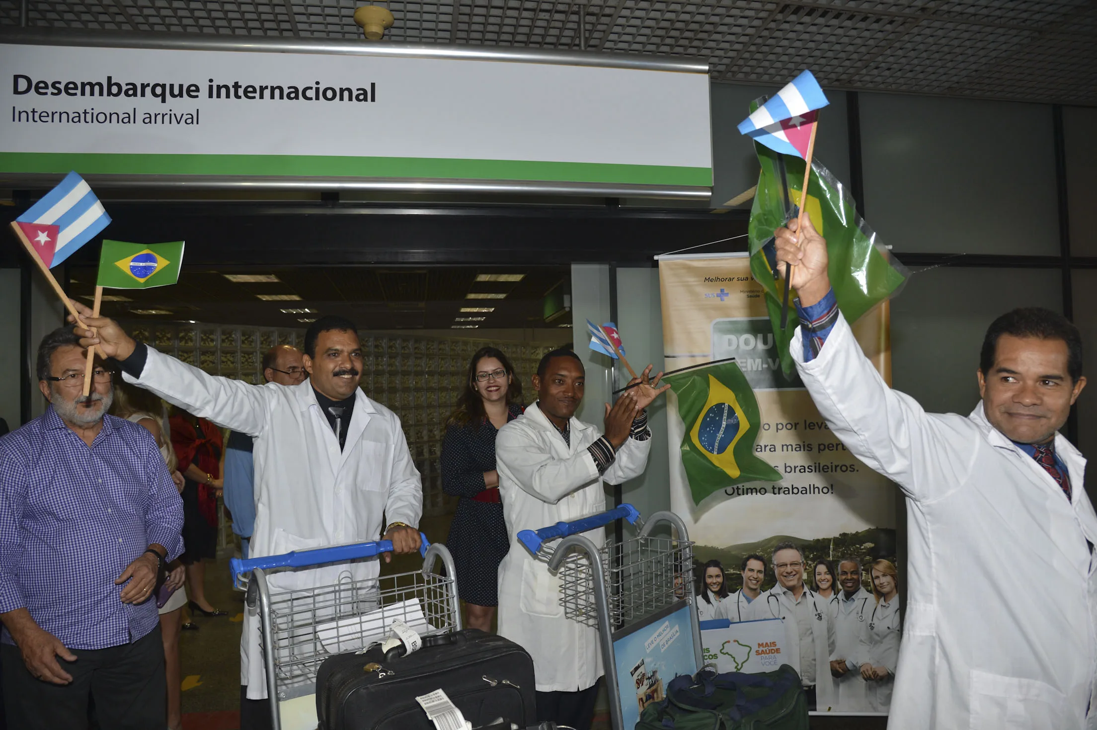 Médicos cubanos que vão trabalhar no Brasil, através de acordo entre o Ministério da Saúde e a Organização Pan-Americana de Saúde (Opas), dentro do programa Mais Médicos, chegam a Brasília