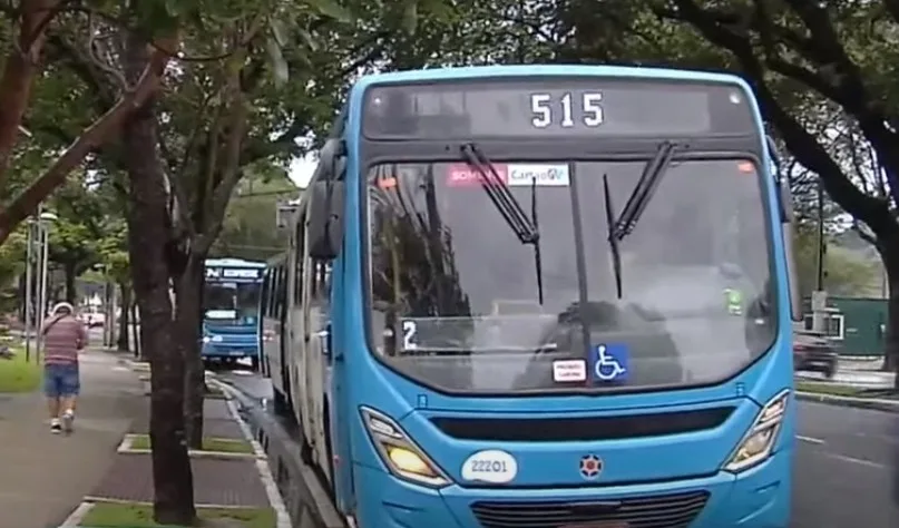 Criminoso se passa por passageiro e assalta ônibus em Vitória