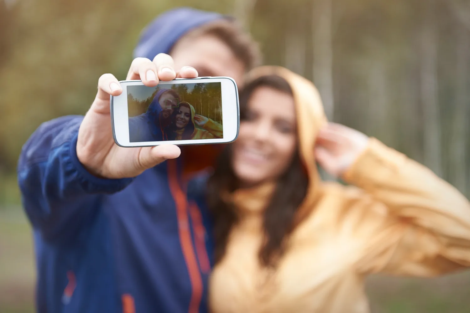 Maioria dos casais não gosta de expor o relacionamento na internet, aponta pesquisa