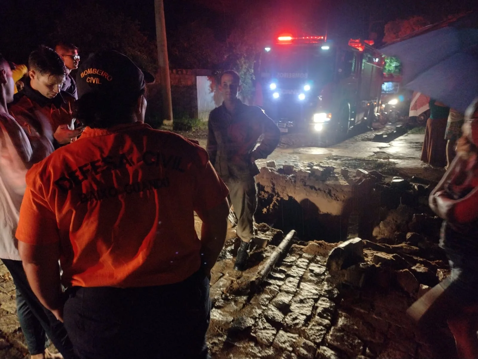 Homem desaparece após cair em bueiro e ser levado por correnteza em Baixo Guandu