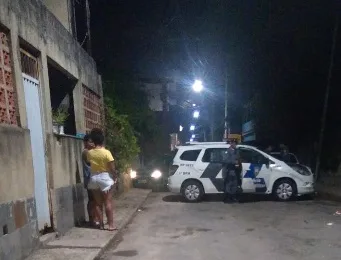 Dois homens são assassinados com vários tiros dentro de carro em Vitória