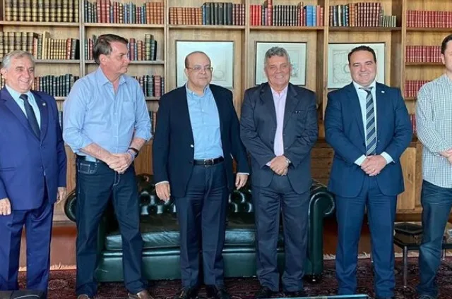 Bolsonaro assina MP que reajusta em 8% salários de policiais do DF