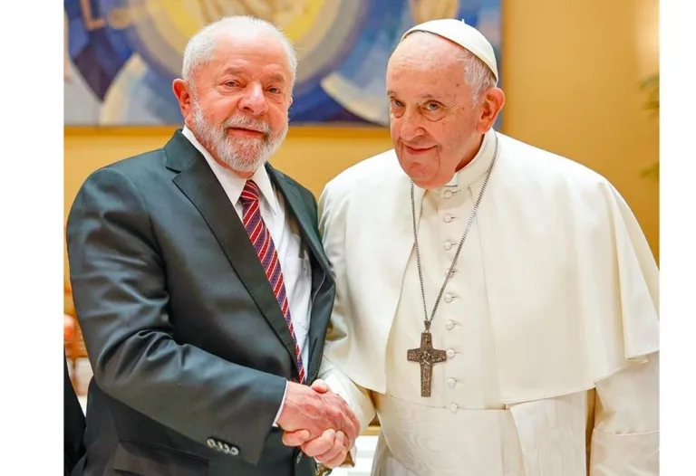 Santa, gravura e escultura de bronze: Lula e Janja trocam presentes com o papa Francisco