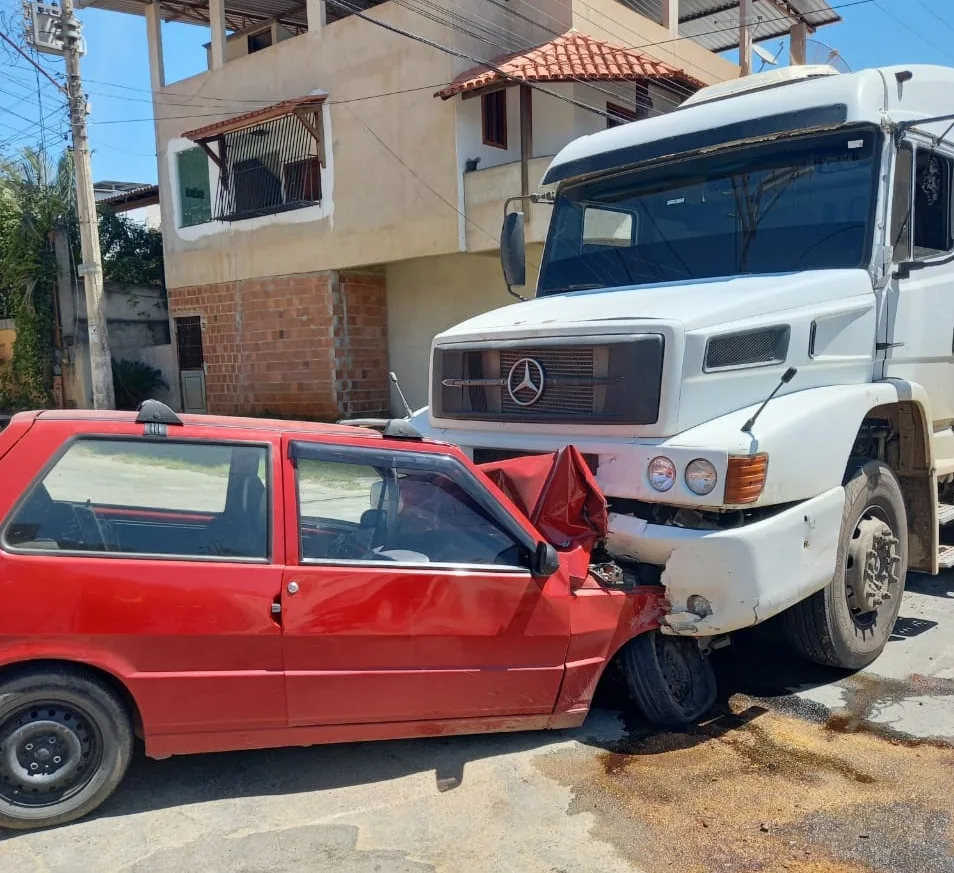 VÍDEO | Carreta perde freios e arrasta carro que estava estacionado na rua