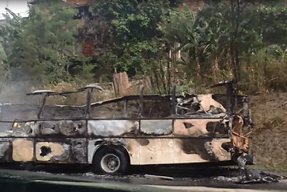 Ônibus que levava 45 adolescentes para partida de futebol pega fogo em Cariacica