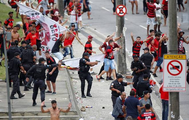 Desfile do Flamengo no Centro do Rio termina em confusão entre torcedores e PM