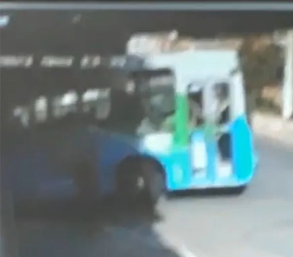 VÍDEO | Mulher é atingida por ônibus em Cariacica