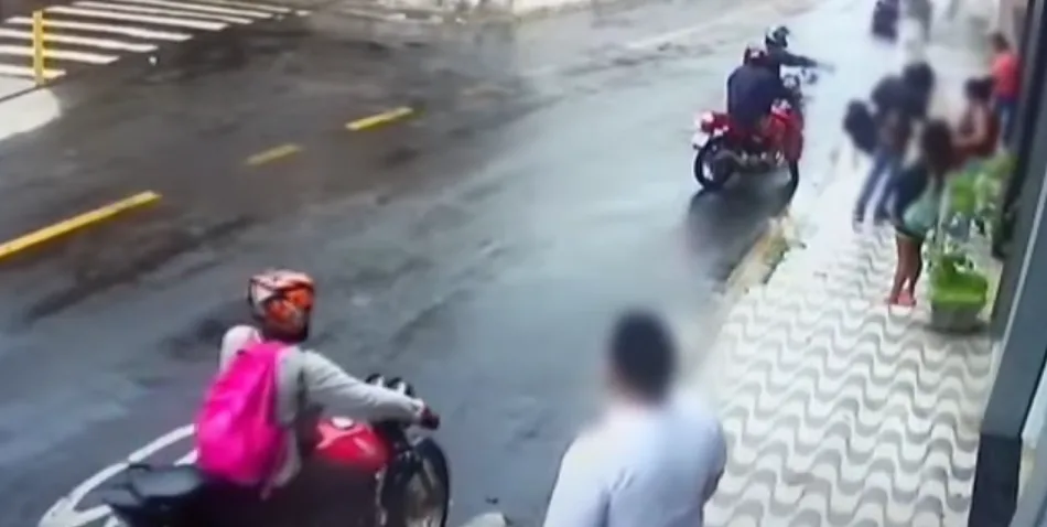 VÍDEO | Bandidos em motos assaltam passageiros em ponto de ônibus em Cariacica