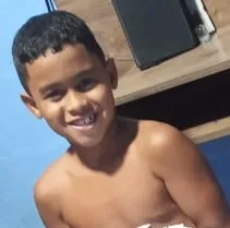 Atestado comprova que menino de 8 anos morreu após sofrer série de agressões