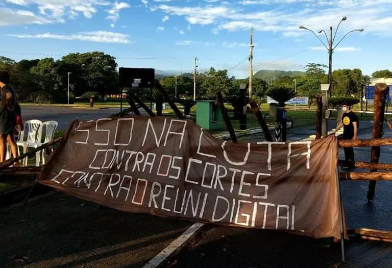 Ufes suspende aulas e estudantes protestam contra bloqueio de verbas