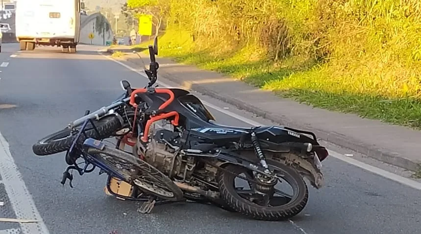 Ciclista é atingido por moto ao tentar atravessar BR-262, em Viana