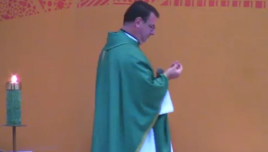 VÍDEO I Bala perfura teto de igreja e cai aos pés do padre durante celebração de missa em Vitória