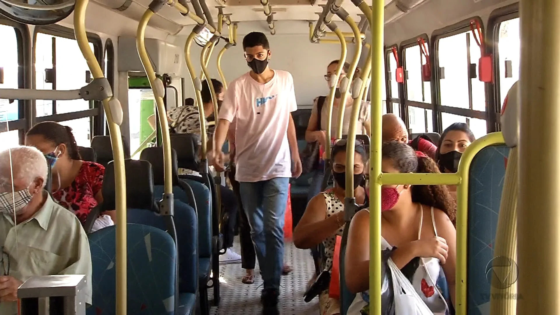 Cresce movimento nos terminais e ônibus da Grande Vitória