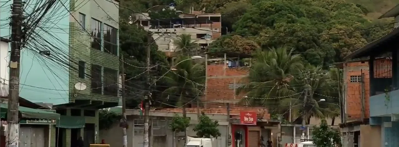 Polícia Militar apreende drogas e arma após troca de tiros com criminosos em Vitória