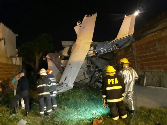 Avião com passageiros do Brasil cai sobre casa na Argentina