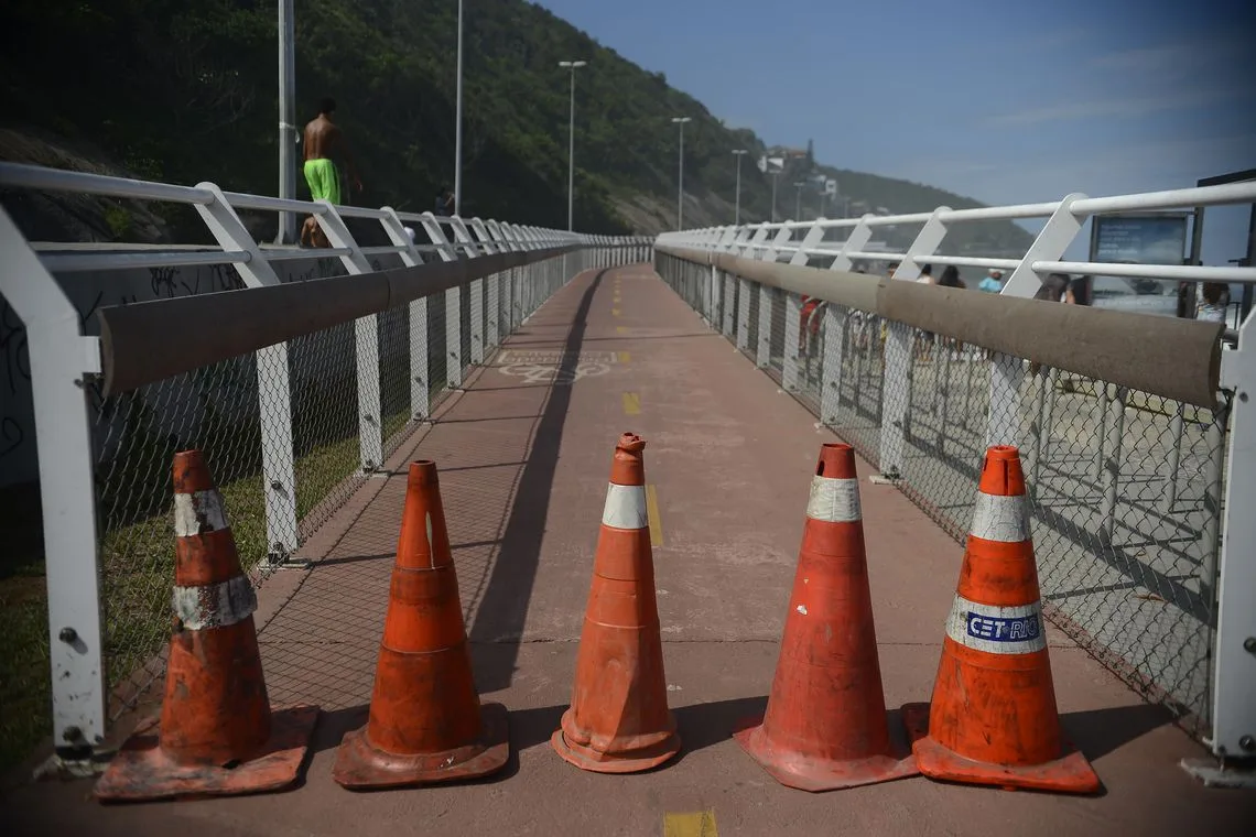 Rio de Janeiro – Interdição após desabamento de parte da recém-inaugurada ciclovia Tim Maia, na Avenida Niemeyer, durante uma ressaca no mar de São Conrado (Fernando Frazão/Agência Brasil)