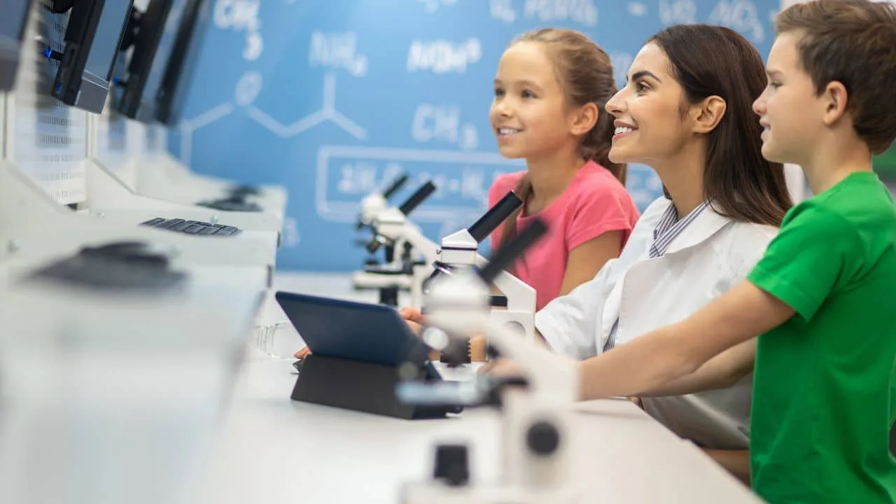 Alunos em laboratório de ciências