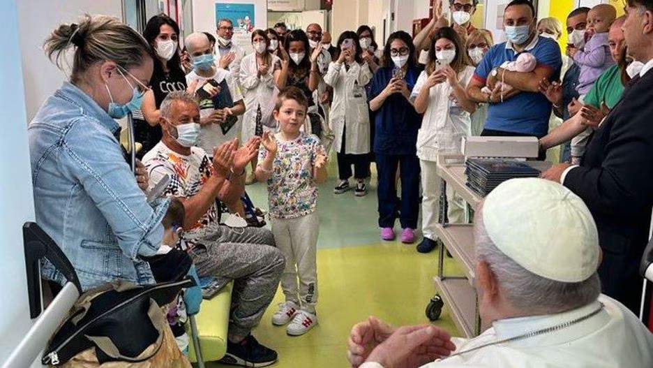 Papa Francisco visita oncologia pediátrica durante internação em Roma