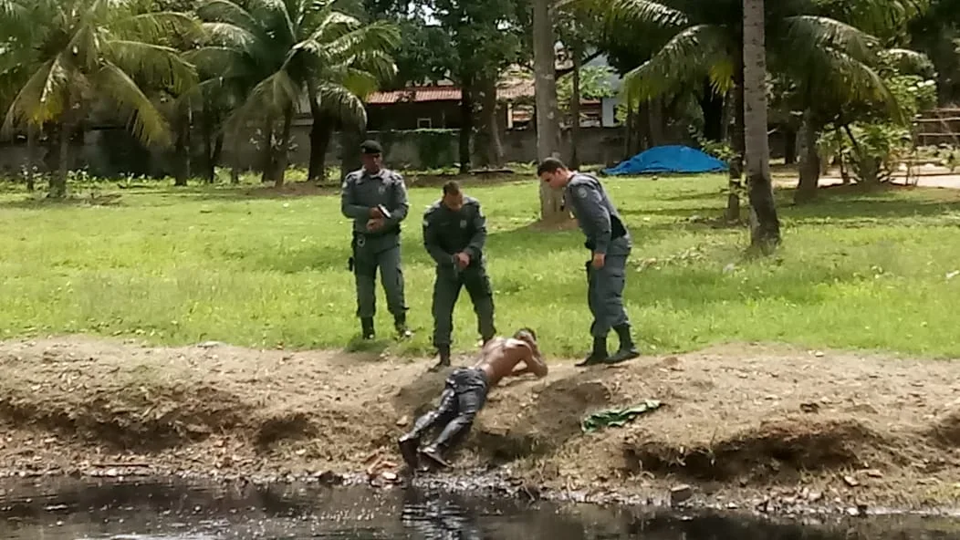 Suspeito de assaltar salão de beleza pula em valão para fugir da polícia, mas acaba detido