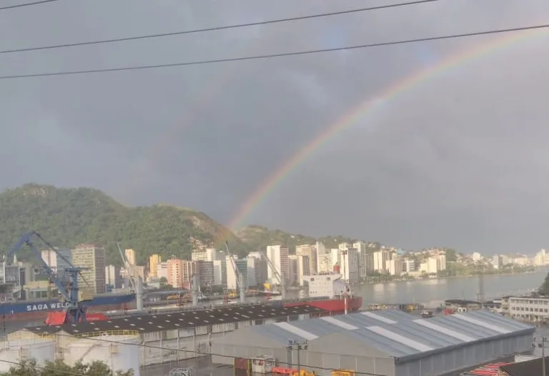 Arco-íris aparece no céu da Grande Vitória após chuva nesta segunda-feira