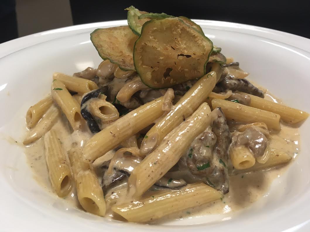 Penne ao molho cremoso de fígado e cogumelos com chips de jiló