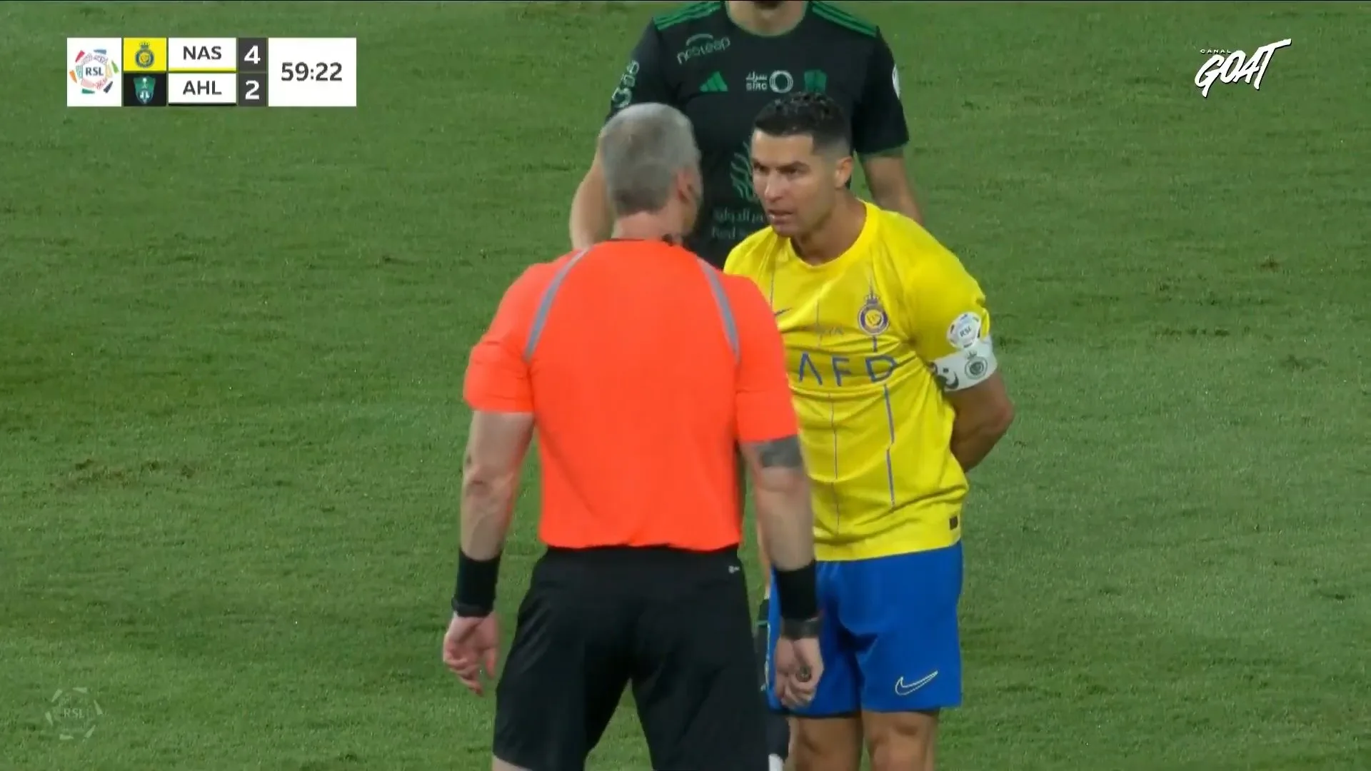 VÍDEO | Cristiano Ronaldo bate boca com árbitro brasileiro