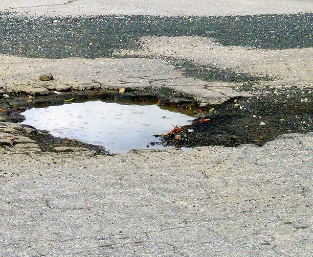 Prefeitura de Vila Velha é condenada a indenizar motociclista que caiu em buraco