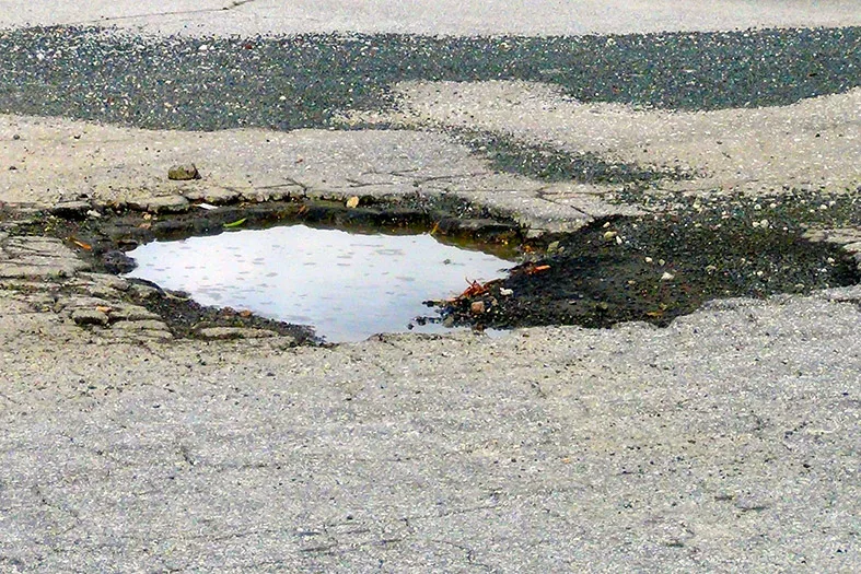 Prefeitura de Vila Velha é condenada a indenizar motociclista que caiu em buraco