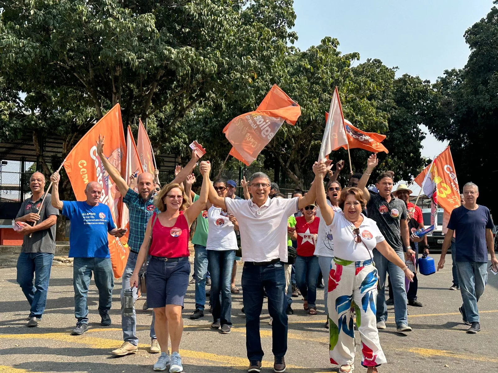 Casteglione em caminhada ao lado da esposa, Auxiliadora, e da vice, Marlene Forte