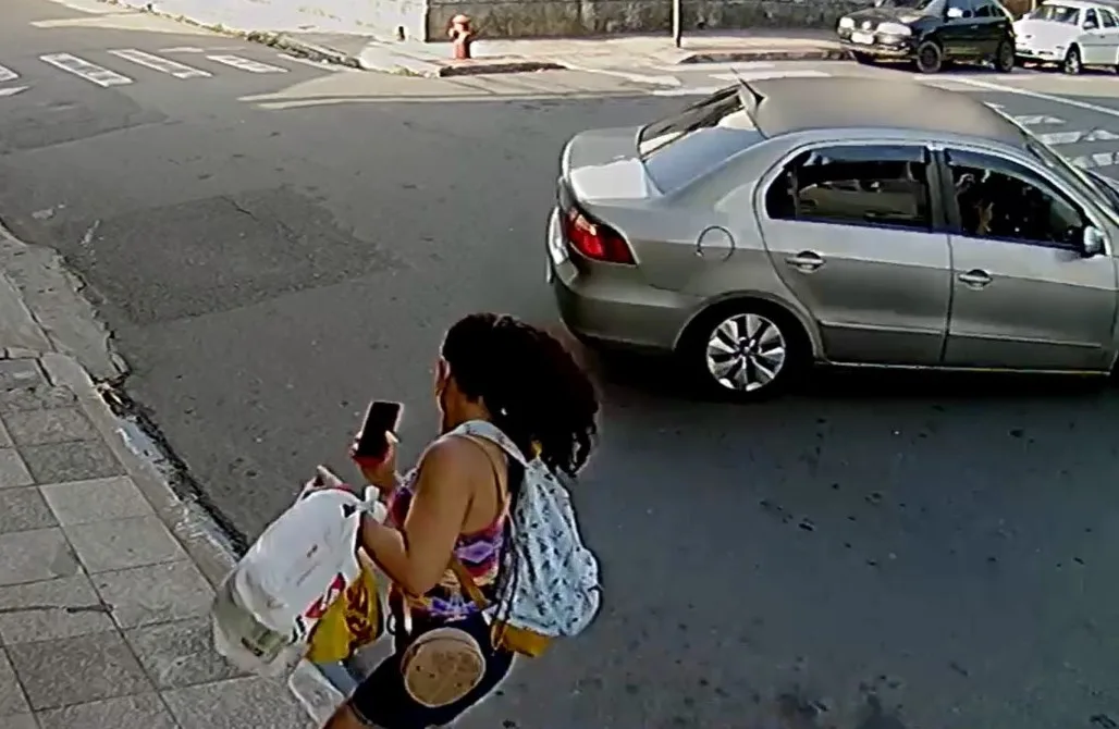 VÍDEO | Motorista realiza manobra arriscada e quase atropela pedestre no Centro de Vitória