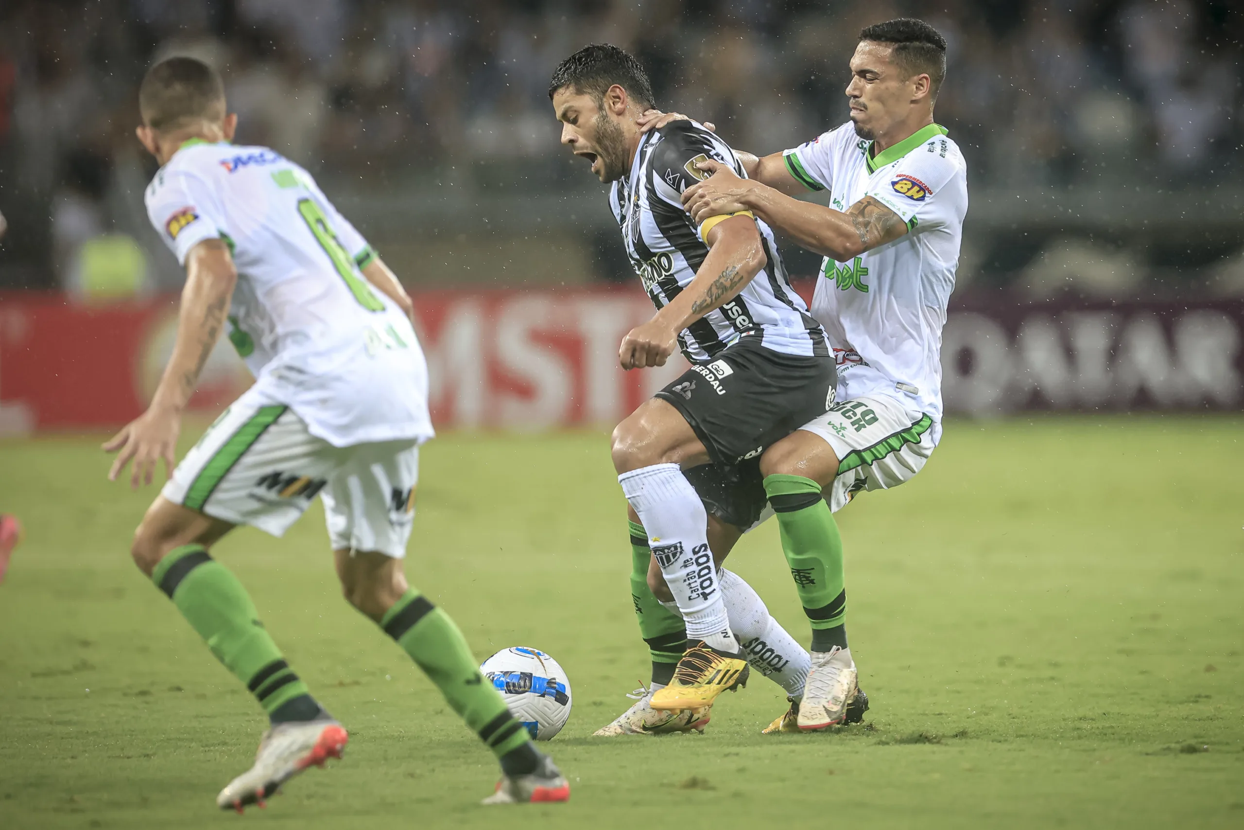 Atlético marca no fim e empata com América no 1º clássico mineiro da Libertadores