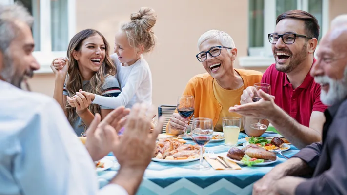 Cuidar de si e estar cercado pela família é considerado sinônimo de felicidade