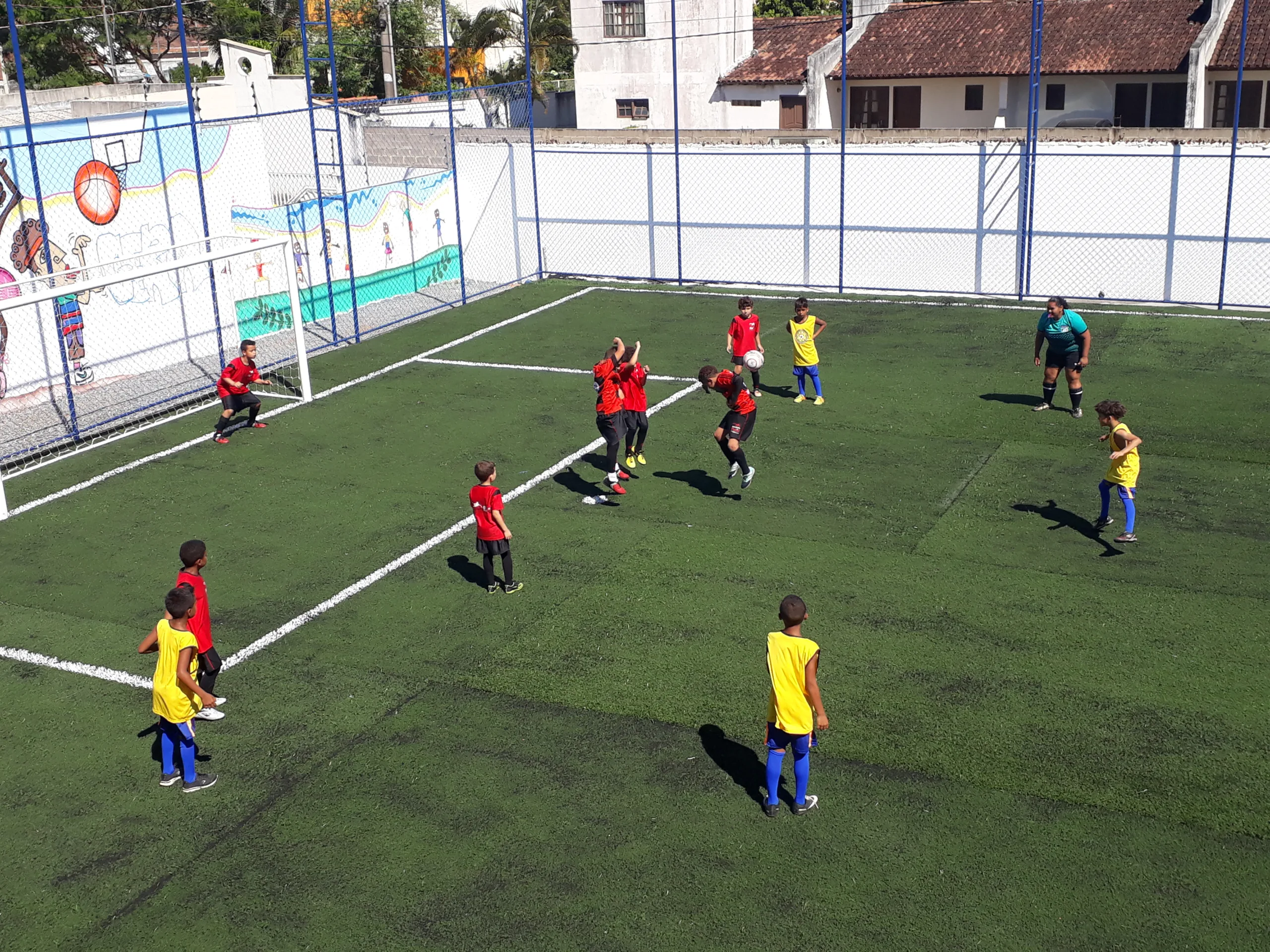 Creche de Guarapari constrói campo de futebol